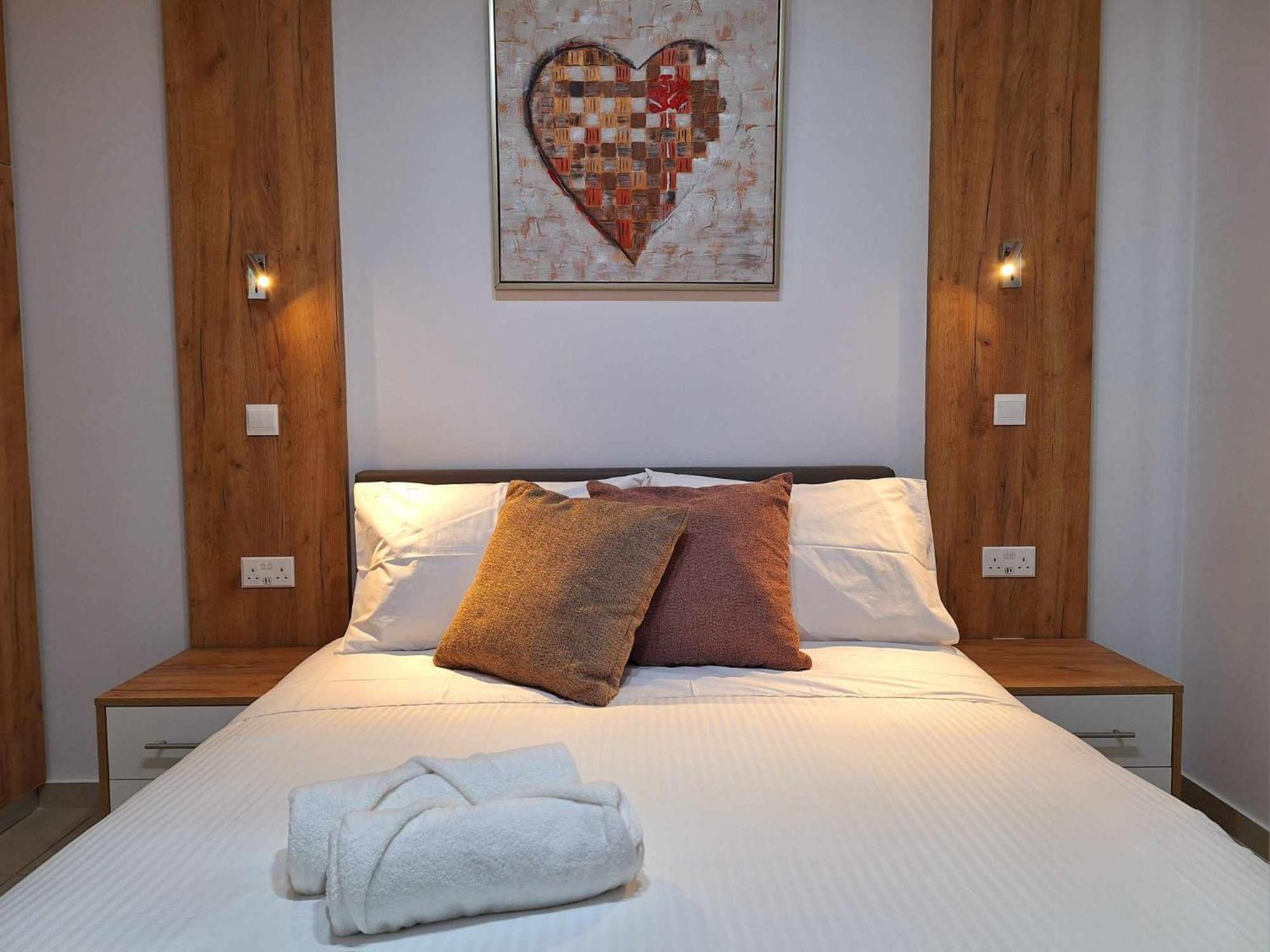 Stylish Apt Kato Paphos Close To Beach & Vibrant Harbor Life エクステリア 写真