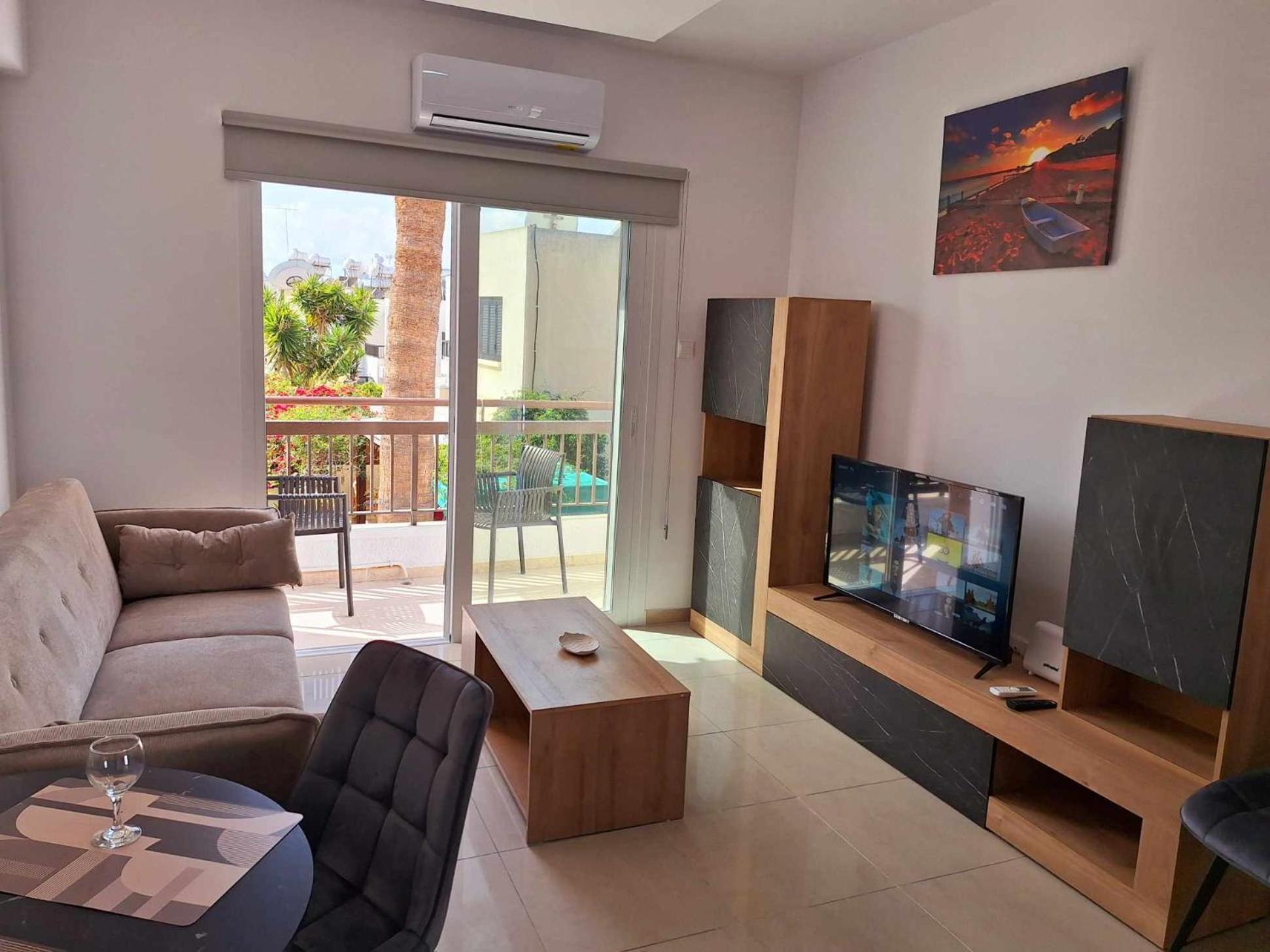 Stylish Apt Kato Paphos Close To Beach & Vibrant Harbor Life エクステリア 写真